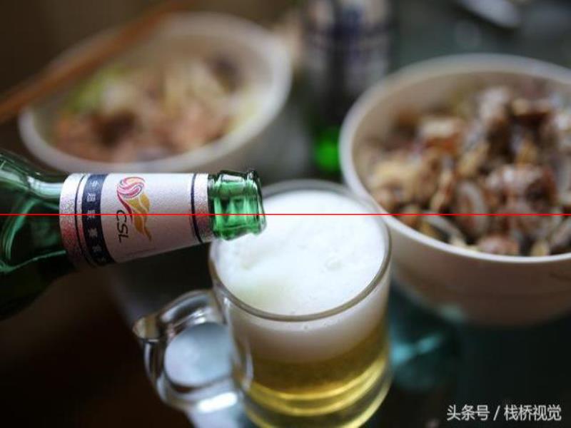 3塊錢(qián)的嶗山啤酒青島老百姓喜歡喝，配個(gè)辣蛤蜊拌八帶下酒爽歪歪