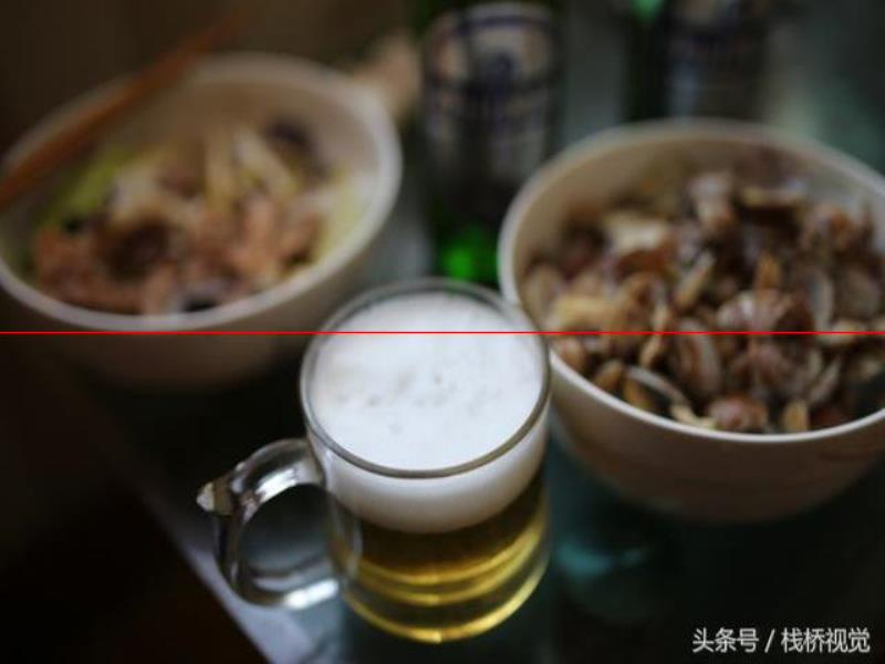 3塊錢(qián)的嶗山啤酒青島老百姓喜歡喝，配個(gè)辣蛤蜊拌八帶下酒爽歪歪