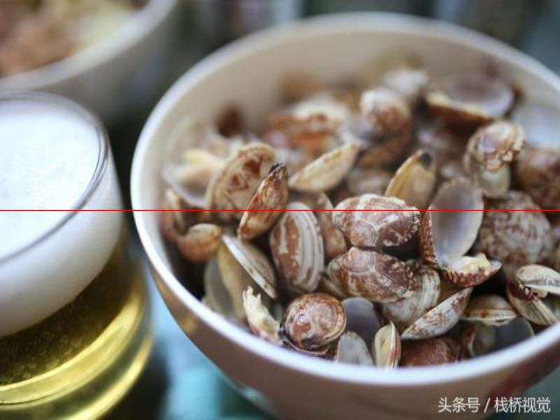 3塊錢(qián)的嶗山啤酒青島老百姓喜歡喝，配個(gè)辣蛤蜊拌八帶下酒爽歪歪