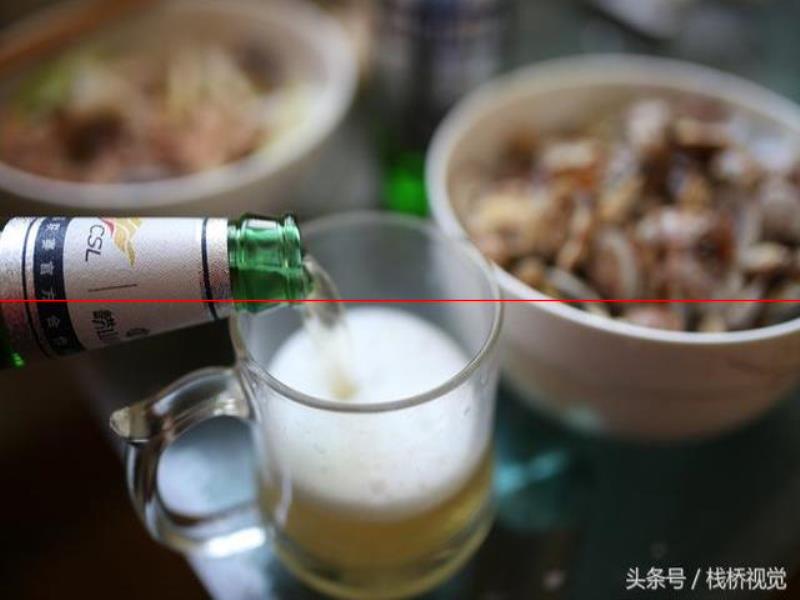 3塊錢(qián)的嶗山啤酒青島老百姓喜歡喝，配個(gè)辣蛤蜊拌八帶下酒爽歪歪