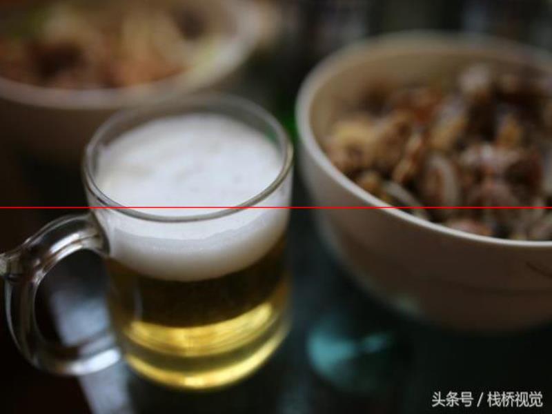 3塊錢(qián)的嶗山啤酒青島老百姓喜歡喝，配個(gè)辣蛤蜊拌八帶下酒爽歪歪