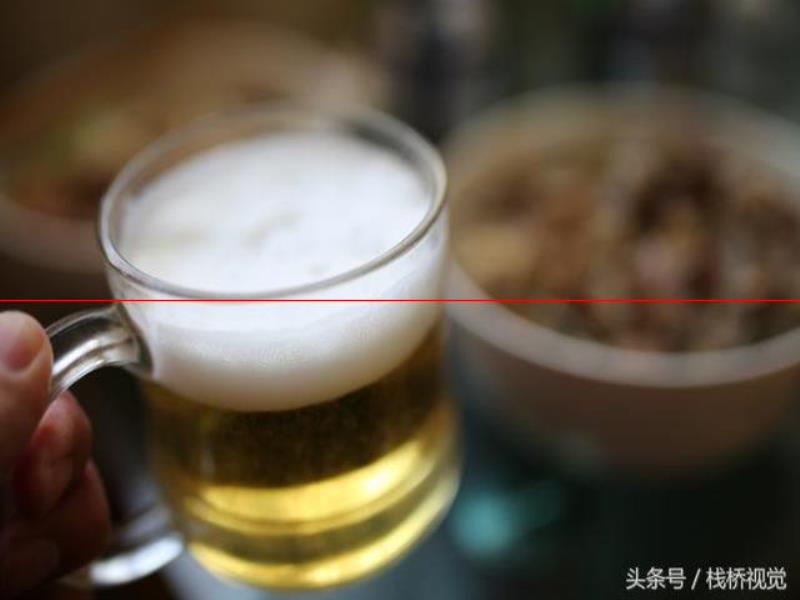 3塊錢(qián)的嶗山啤酒青島老百姓喜歡喝，配個(gè)辣蛤蜊拌八帶下酒爽歪歪